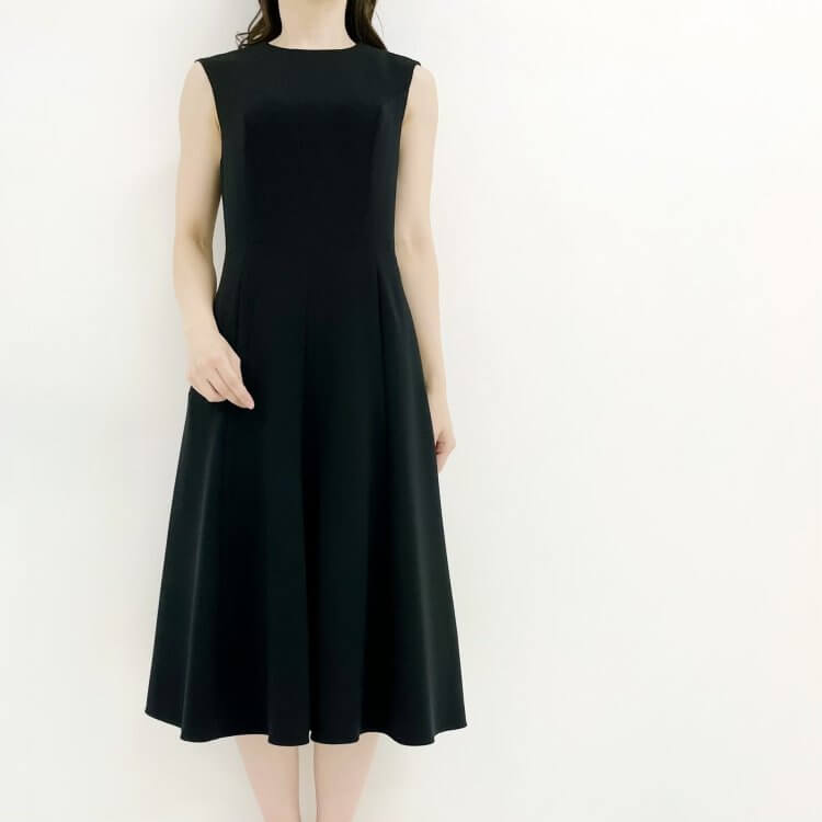 新作入荷情報〈ダブルクロスノースリーブタックワンピース