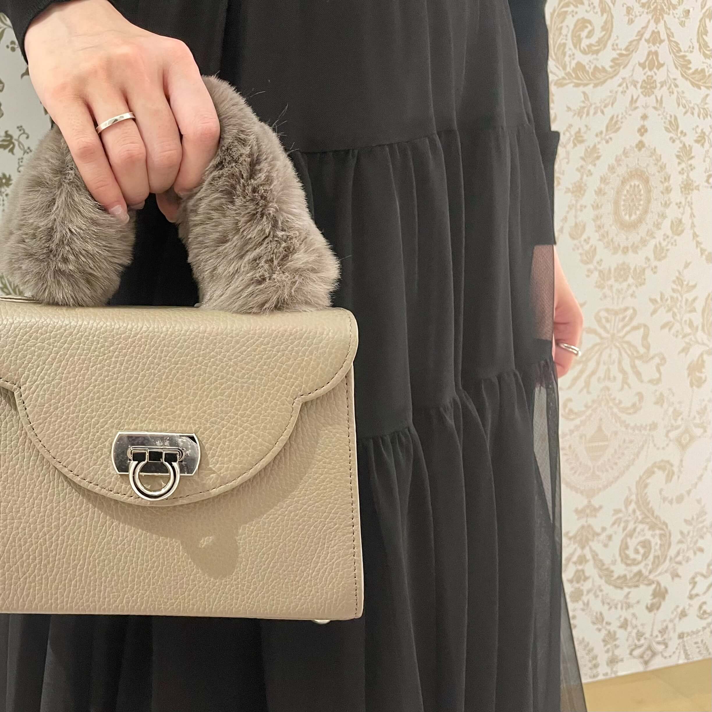 Aveniretoileで叶えるフェミニンブラックコーデは、大人の上品さを