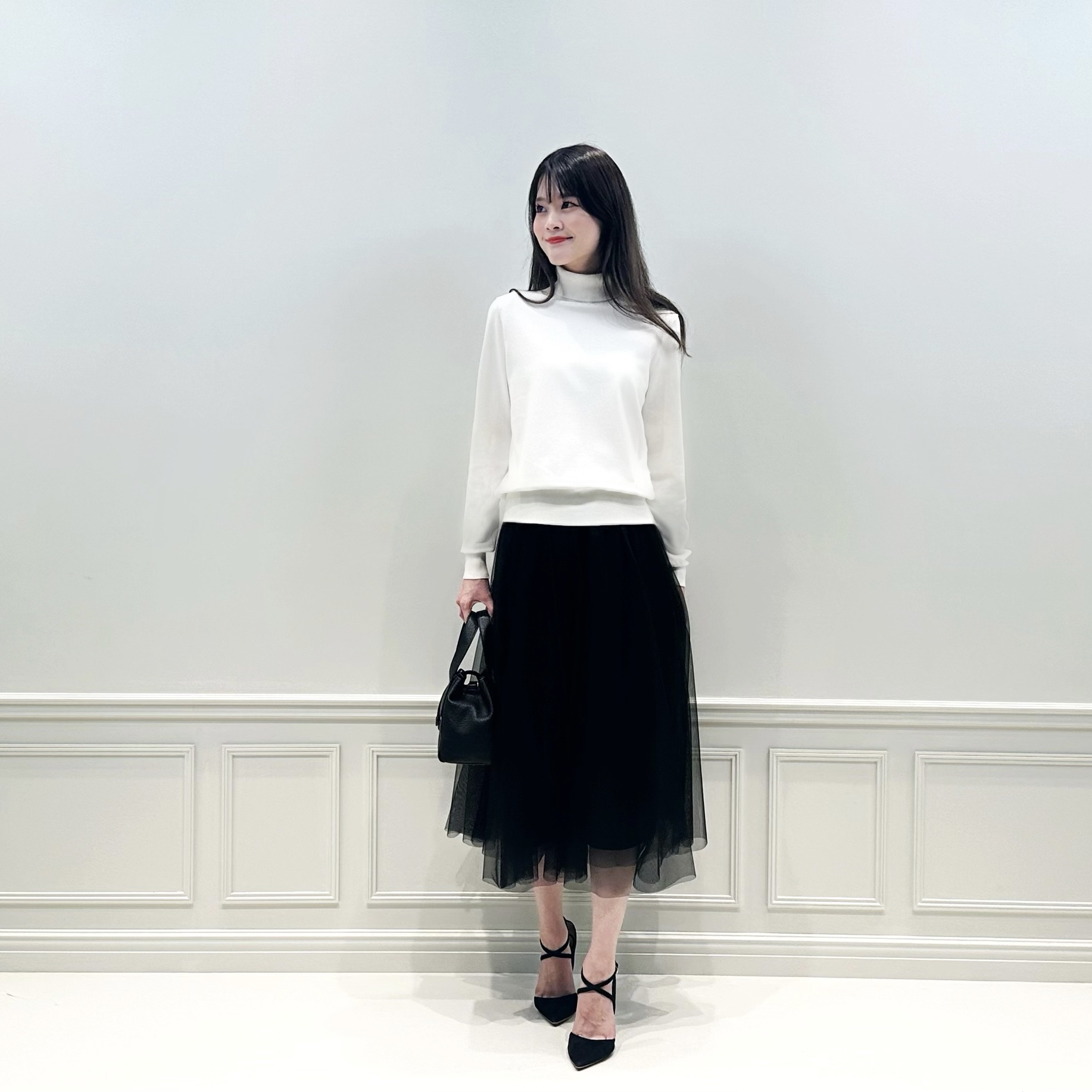 清楚で上品なオフホワイトニット×チュールスカートは外さない