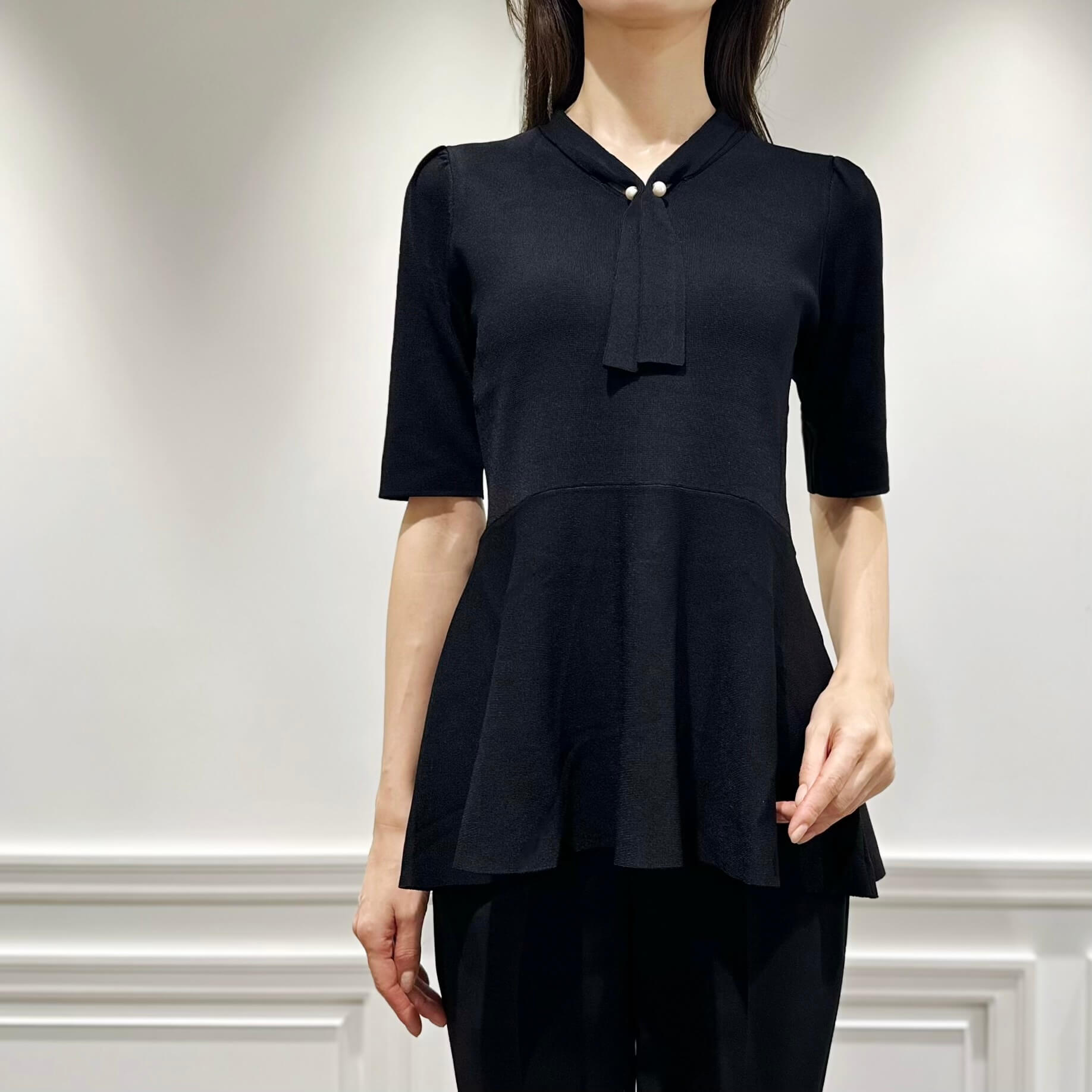 美品　Heve　へイヴ　パプリカニット　プルオーバー　長袖　ブラック　完売　人気 新作入荷情報〈ボウタイパールペプラムニットプルオーバー