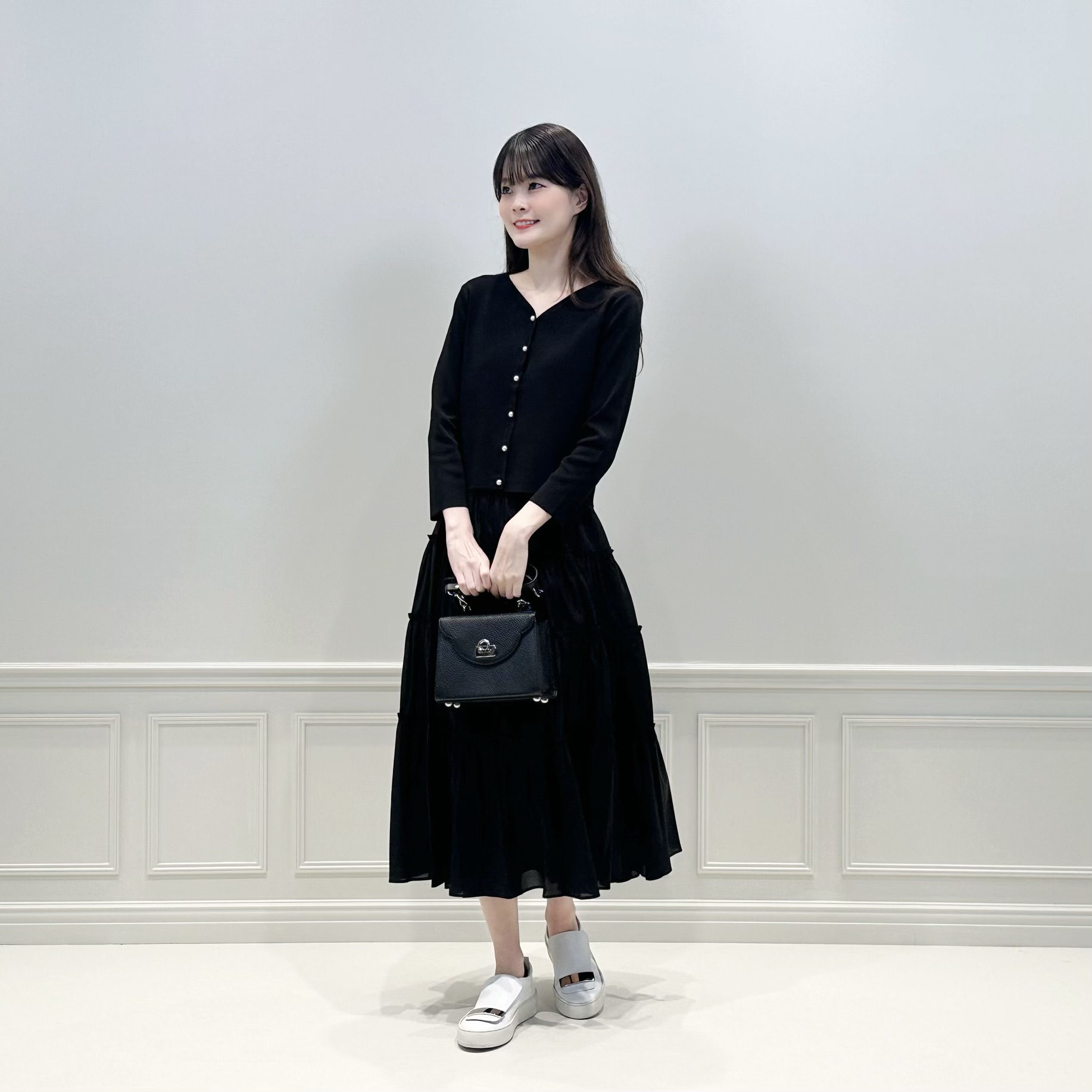 迷いがちな《スニーカー×スカート》コーデの意識するポイントは
