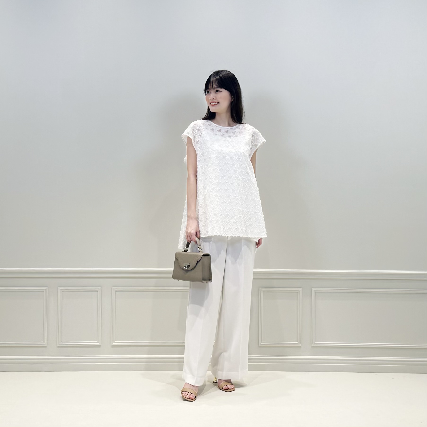 ジャガードブラウスが登場♪涼しげシアーなブラウスを取り入れた