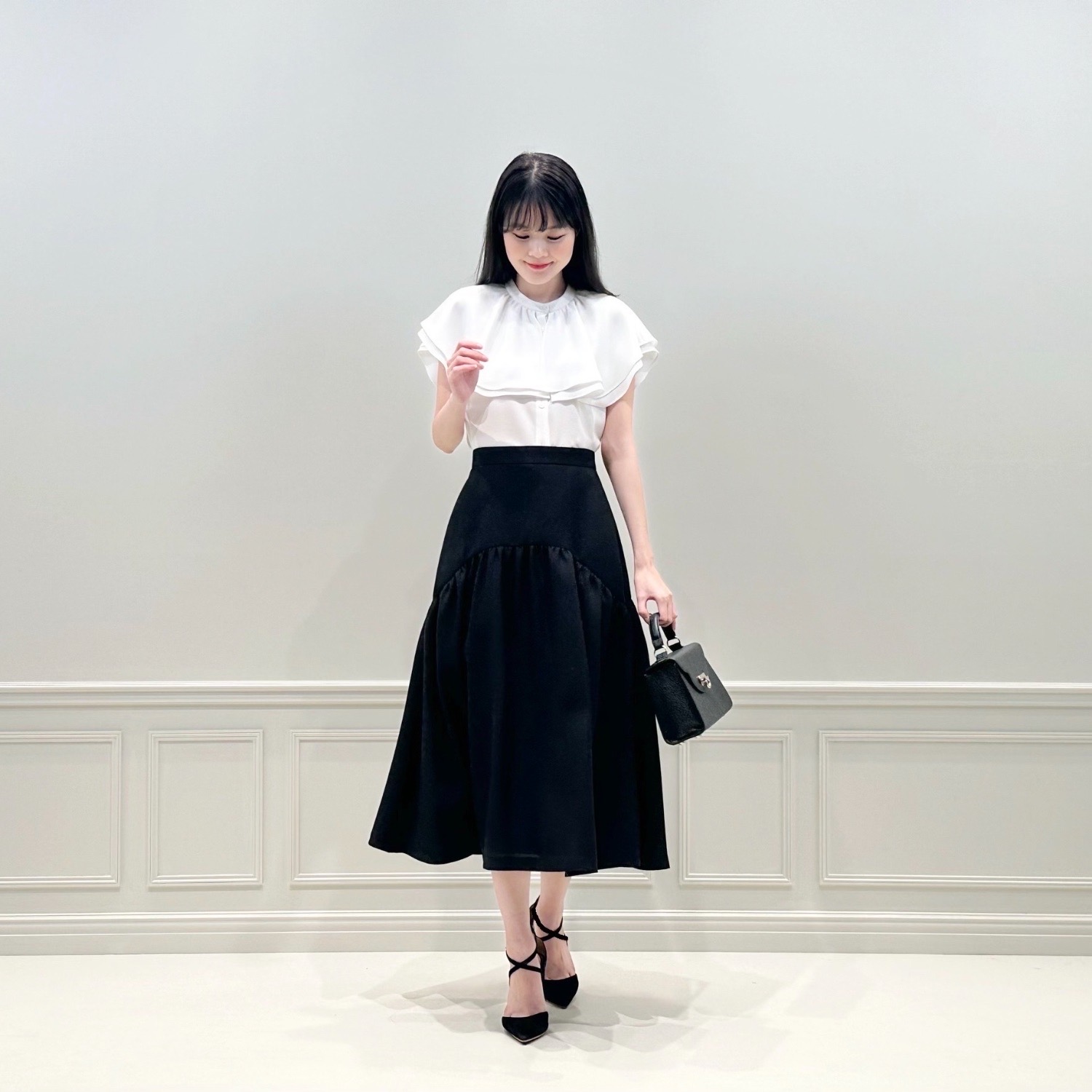 春ディナーに選びたい！！王道フェミニンコーデは”上品ブラウス”×”綺麗