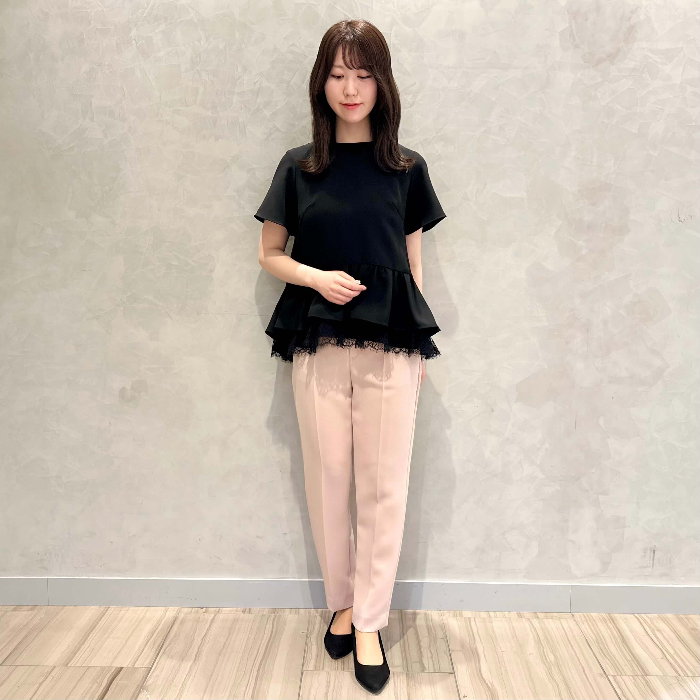 ブラック×ピンクベージュで上品に♡一押しフェミニンパンツコーデ