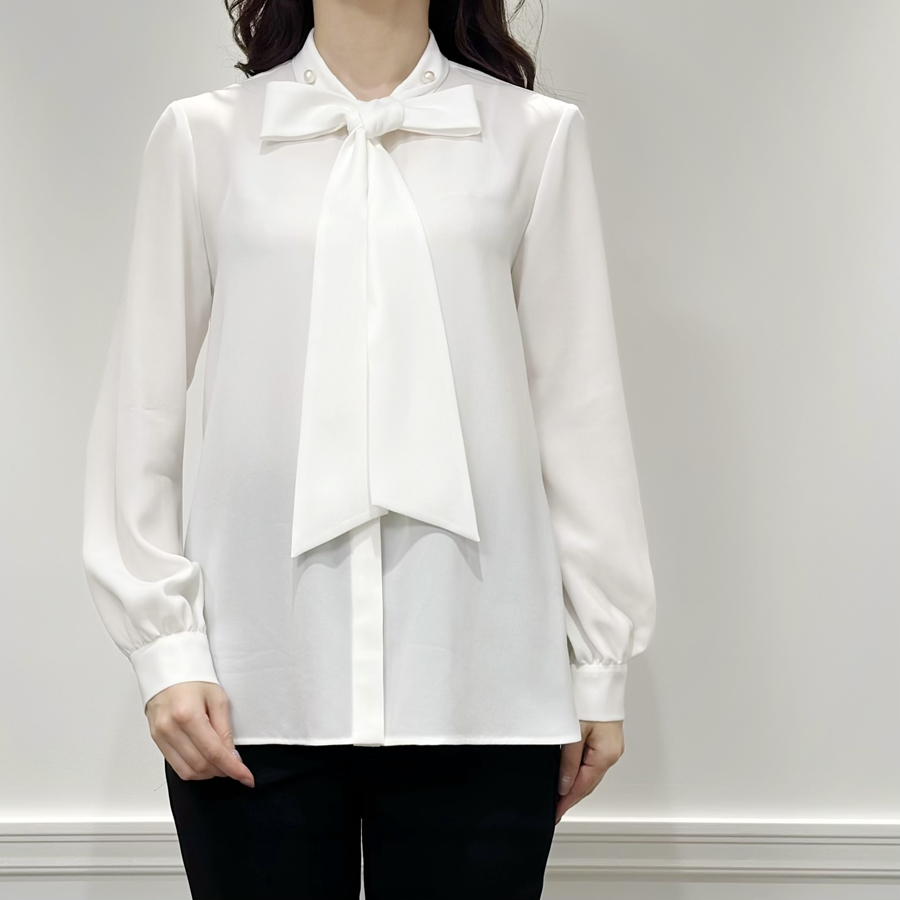 【60%OFF】Aveniretoile パールボタンリボンタイブラウス IMG_2601.jpeg