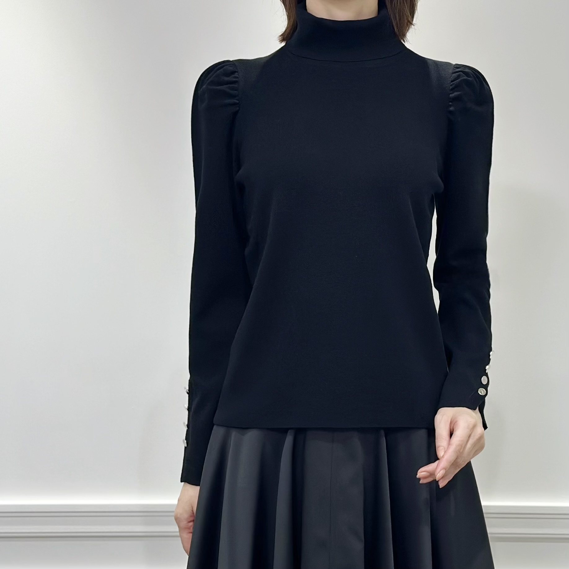 新作入荷情報〈メタルボタンパフスリーブタートルネックニット