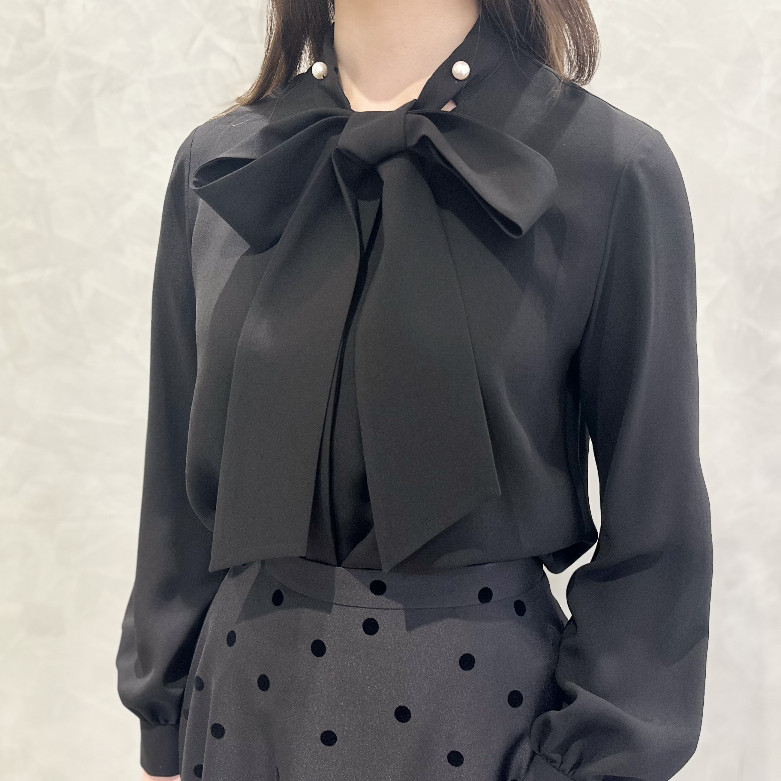 エレガントなリボンタイブラウスが主役♡オールブラックコーデ＠銀座