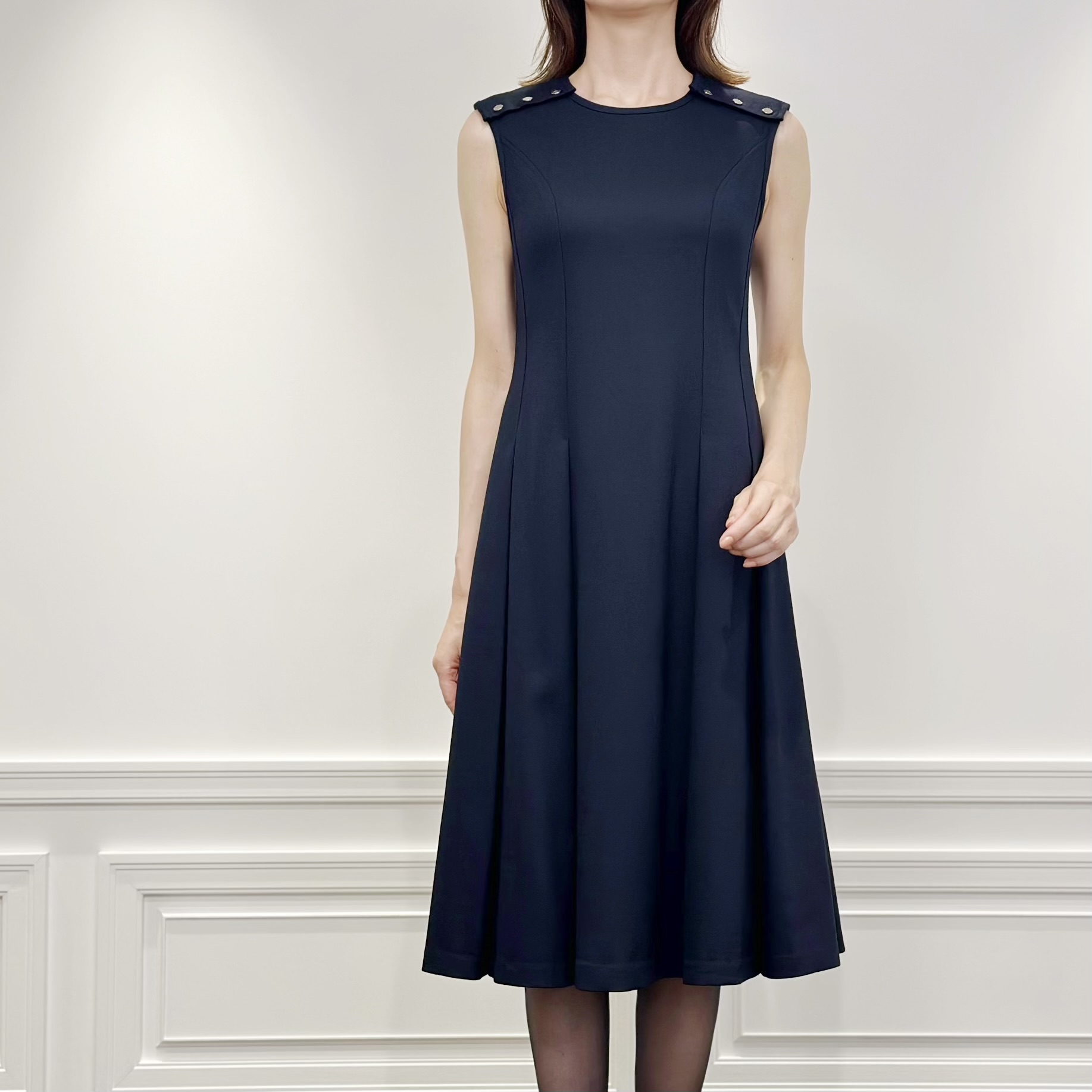 新作入荷情報〈ダブルクロスフレアノースリーブワンピース〉 | m-i-d