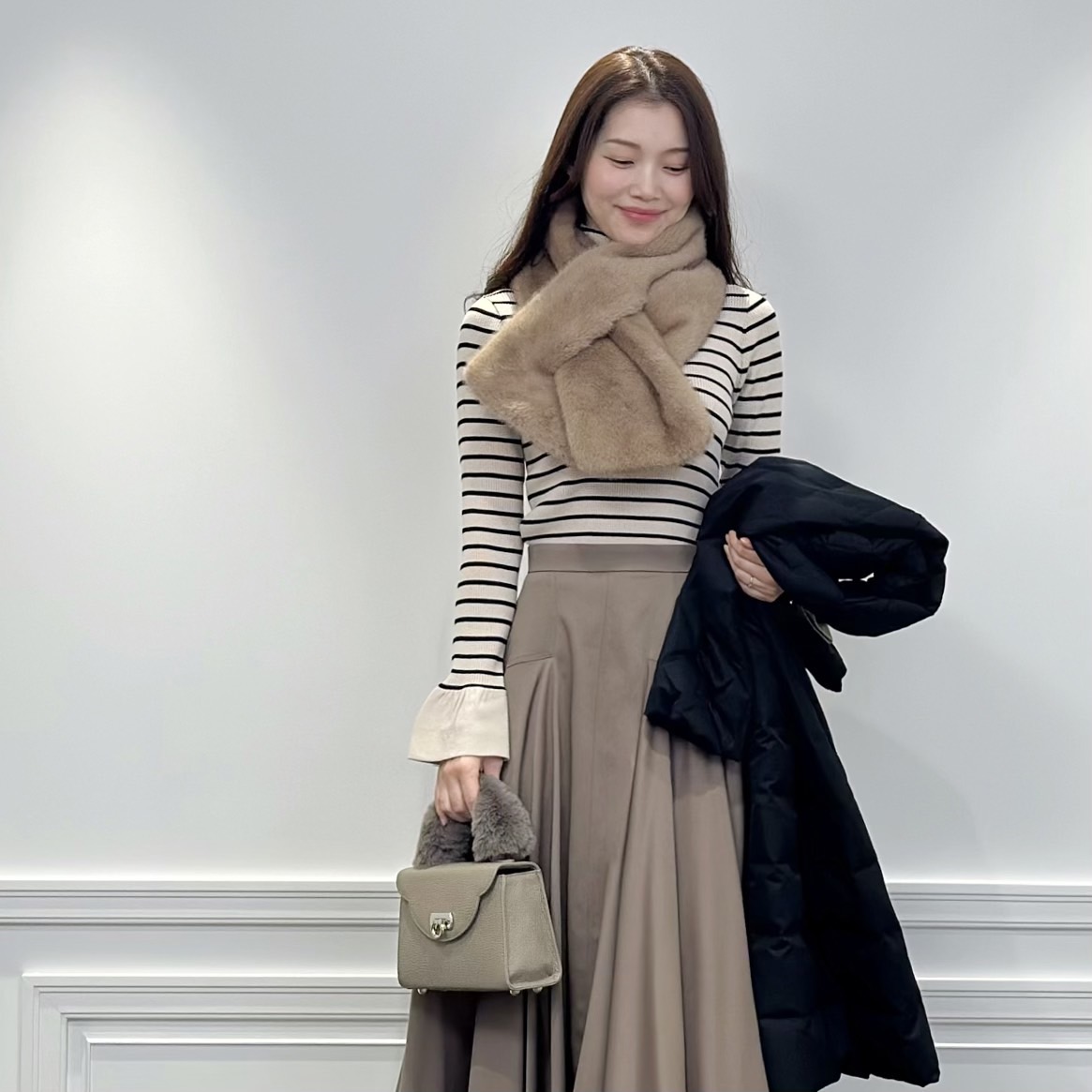 インスタライブ着用】黒のロングダウンを”柔らかい印象”で楽しむには