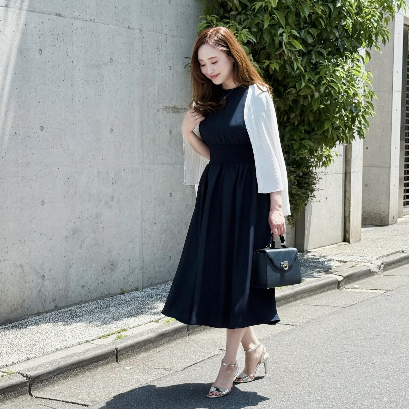 Aveniretoile　ワンピース　ネイビー♡ 美品 新作入荷情報〈Vネックギャザーワンピース〉 | m-i-d