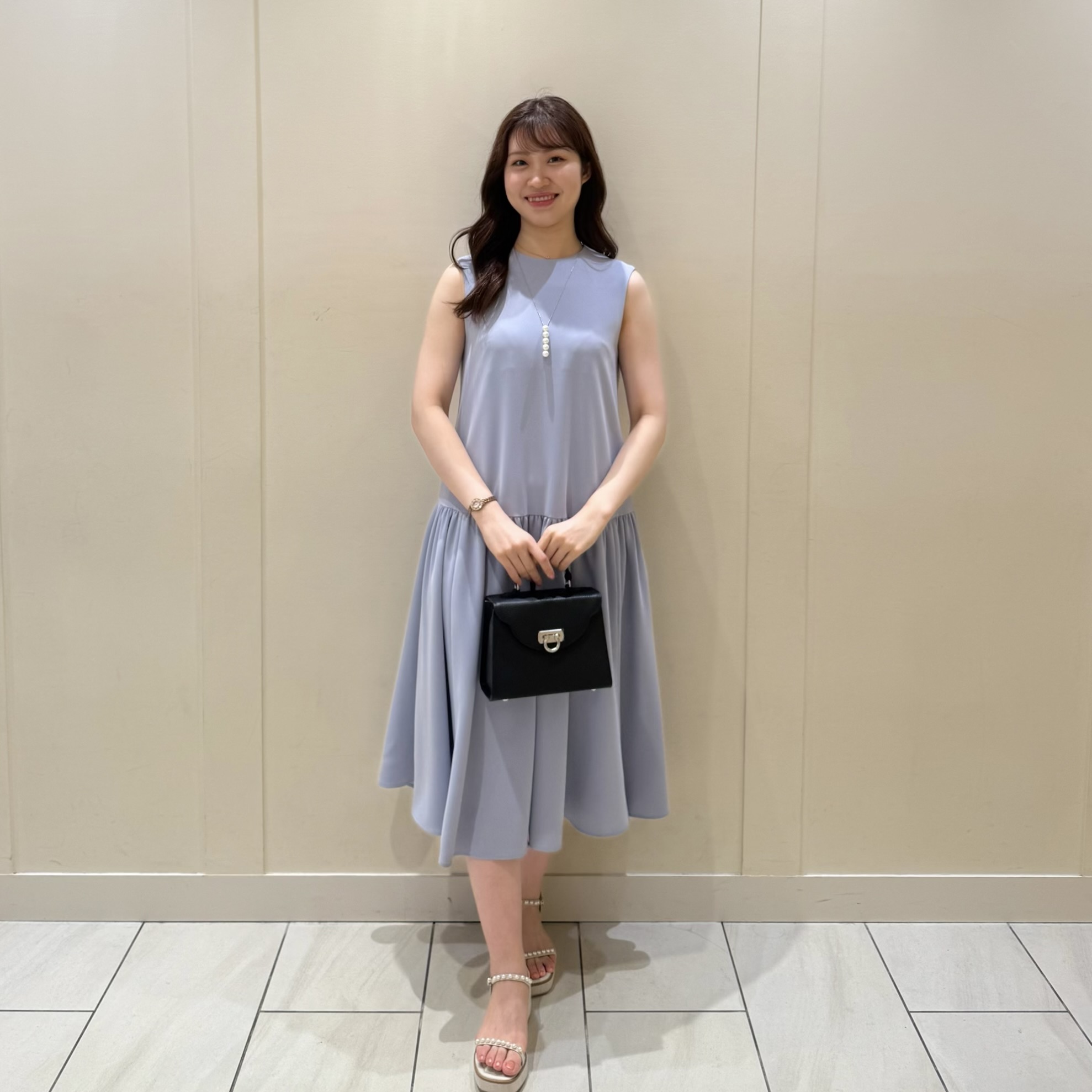 清涼感を纏う！優美なサックスワンピースで夏の着こなしをクラスアップ