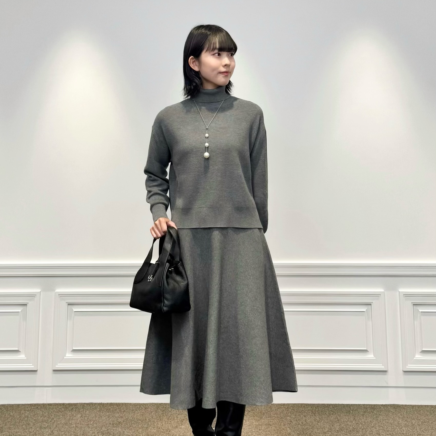 お仕事帰りの予定も安心。グレーの上品セットアップで魅せる冬のきれい