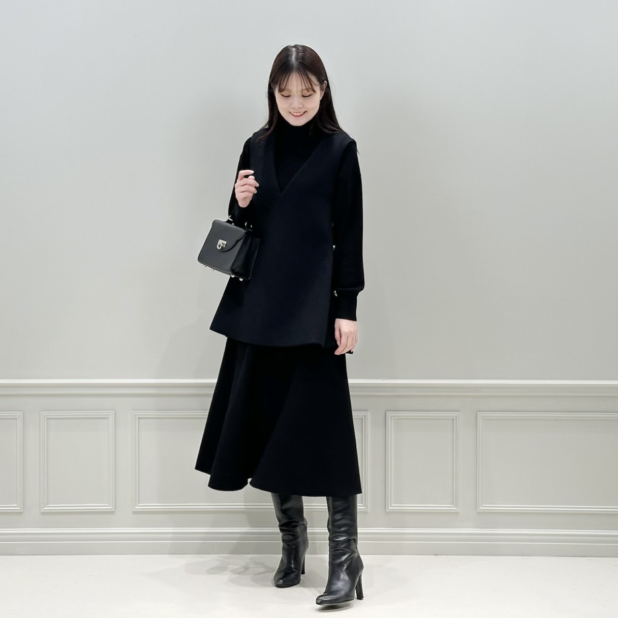 重ねるだけで垢抜け！大人のオールブラックは“ジレ使い”で更新