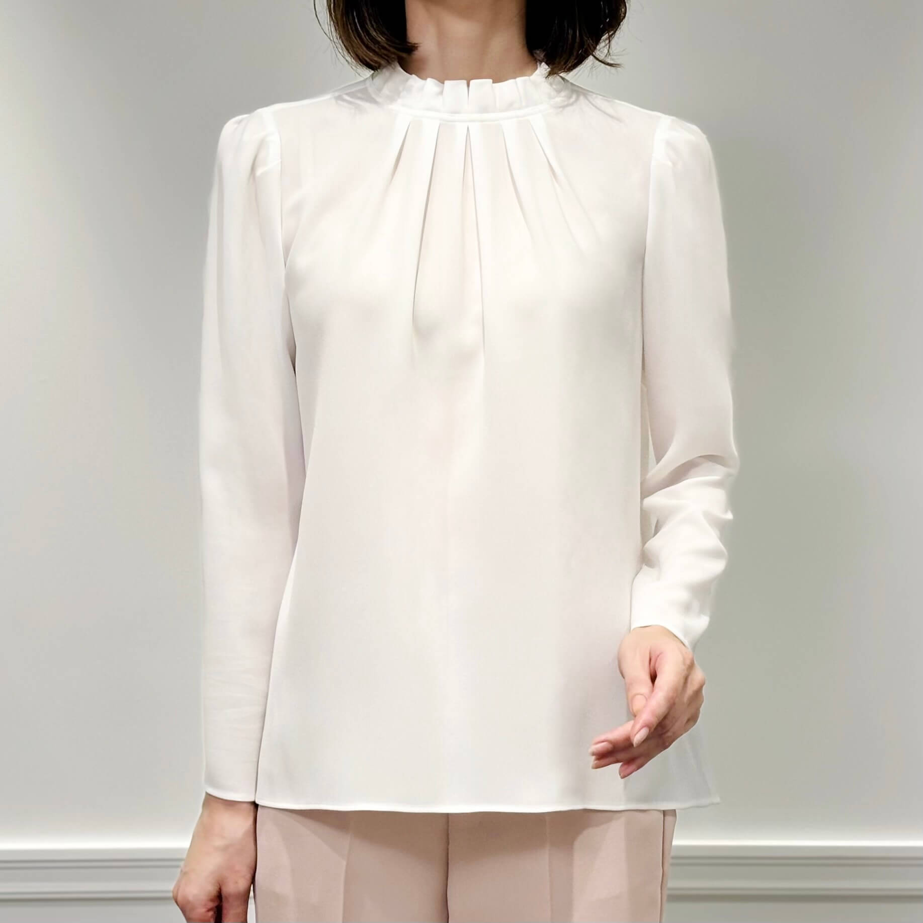 新作入荷情報〈フリルネックタックブラウス〉 | m-i-d | AVENIRETOILE