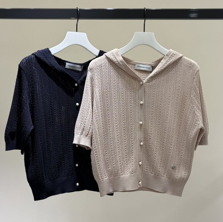 RECOMMEND ITEM】バイカラーにパールボタンがエレガントなニット