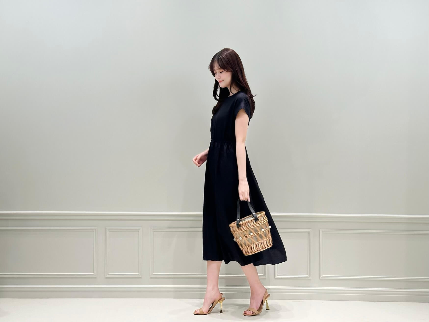 ACLER 2019 AW サテンベルト付きシャツ　ネイビー　新品 GW〜夏本番まで】旅行やランチに映える♡ネイビーワンピでつくる涼やか