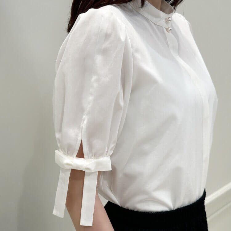 FEW ITEMS / カワイイに心惹かれる♡“パールボタンリボンタイブラウス