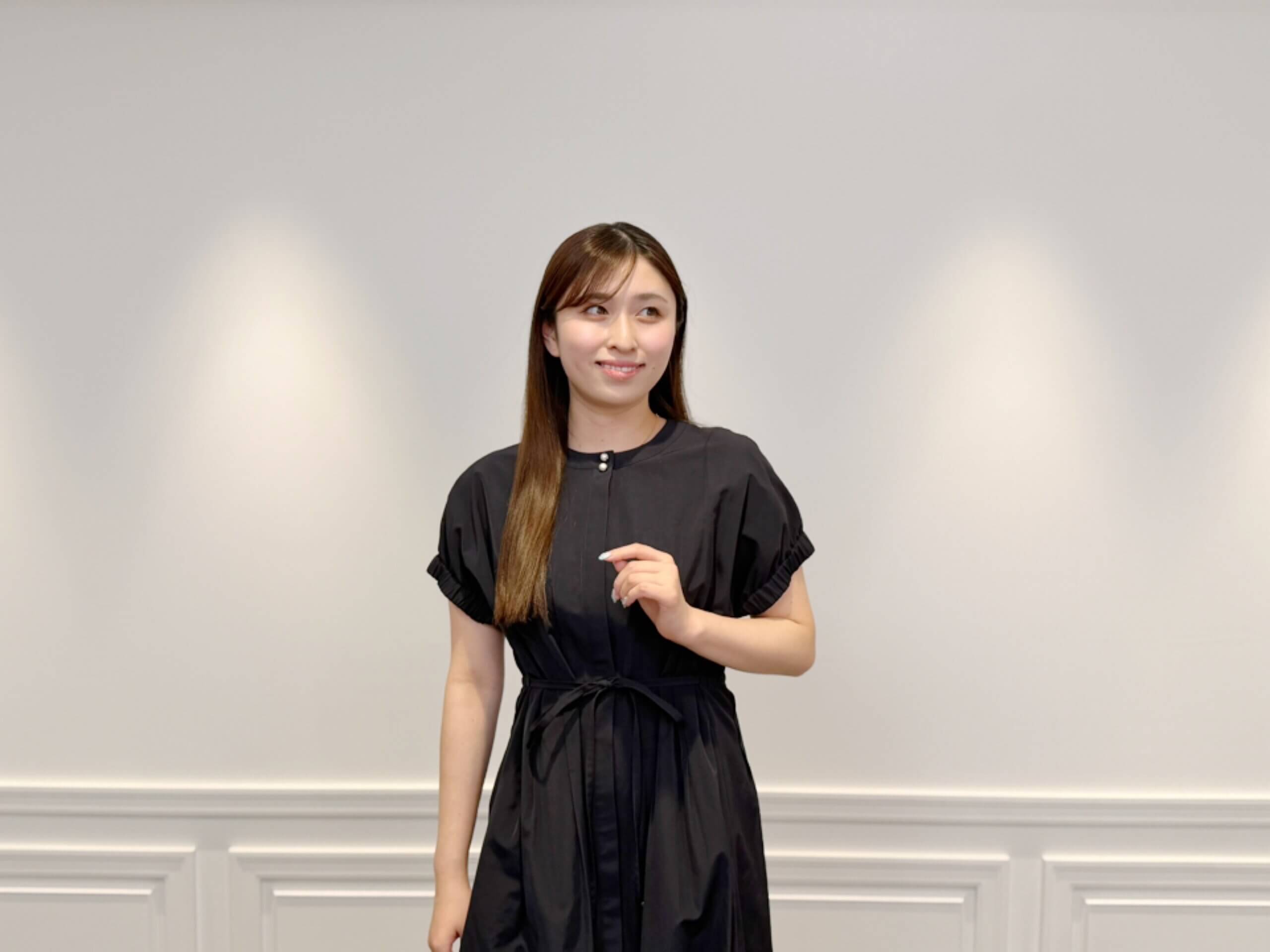 シンプルなのに華やか♡一枚でサマになる初夏に映えるネイビーシャツ