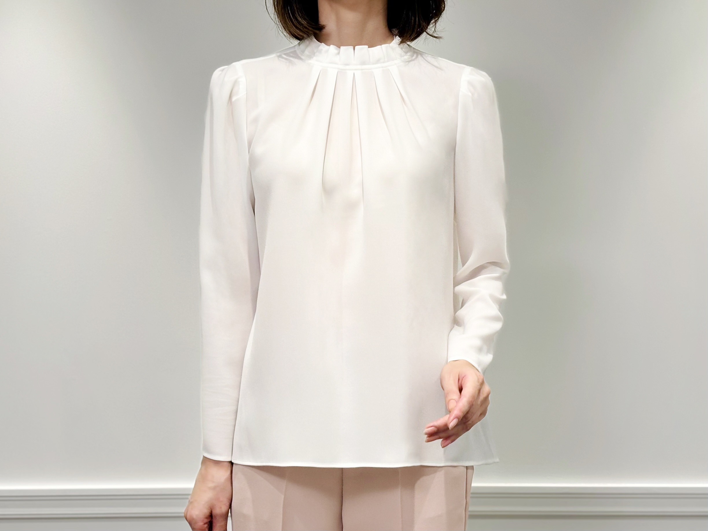 新作入荷情報〈フリルネックタックブラウス〉 | m-i-d | AVENIRETOILE