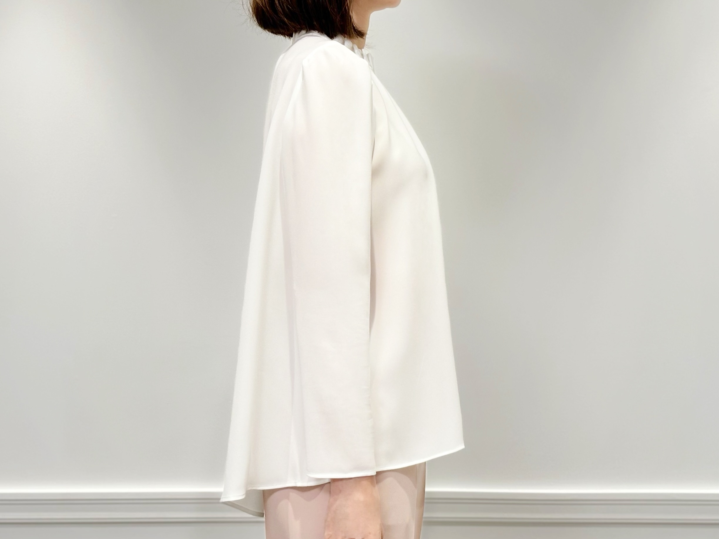 新作入荷情報〈フリルネックタックブラウス〉 | m-i-d | AVENIRETOILE