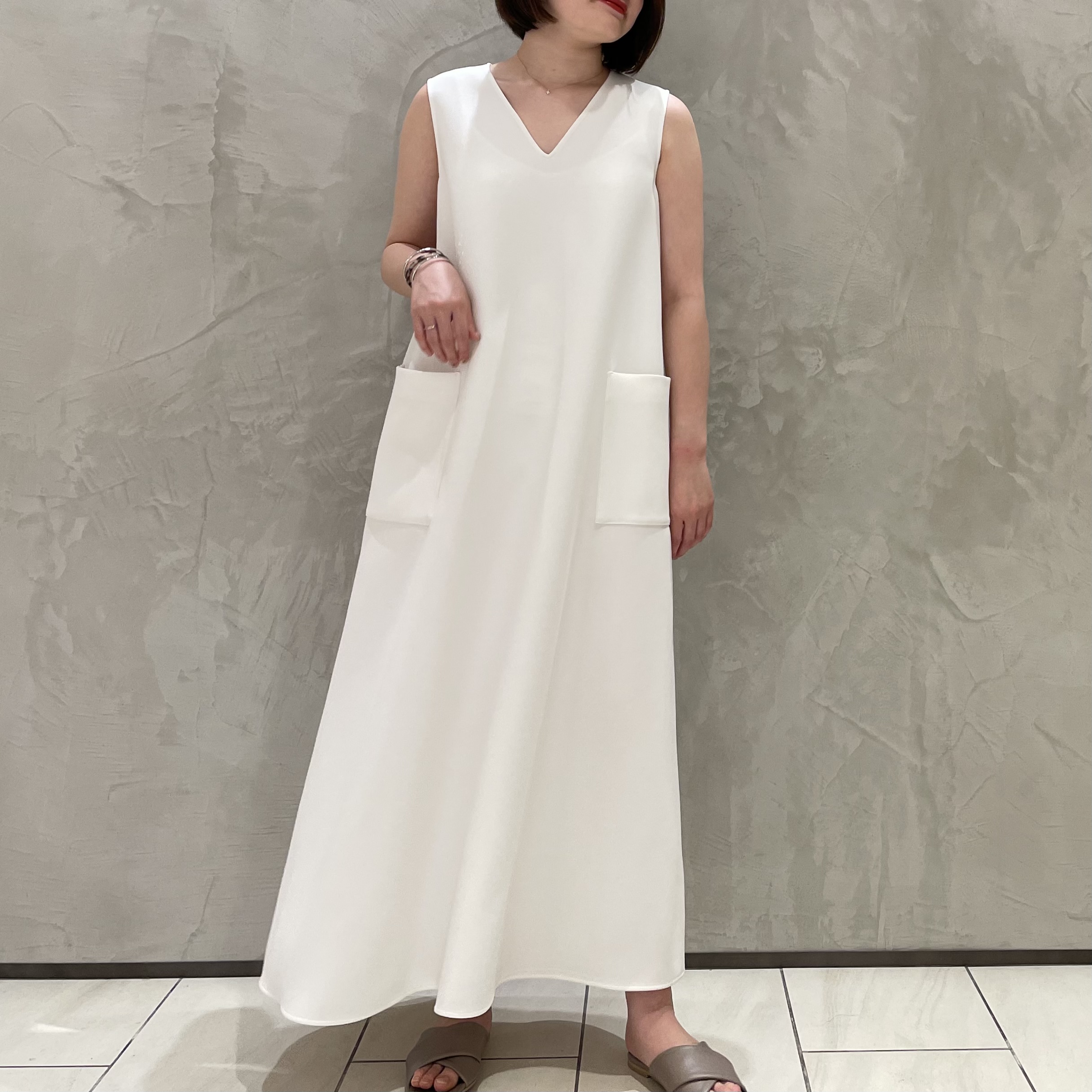 レビュー高評価商品 モードで都会的に！BLENHEIMの“白ワンピース” m-i-d | スーツ・フォーマル・ドレス