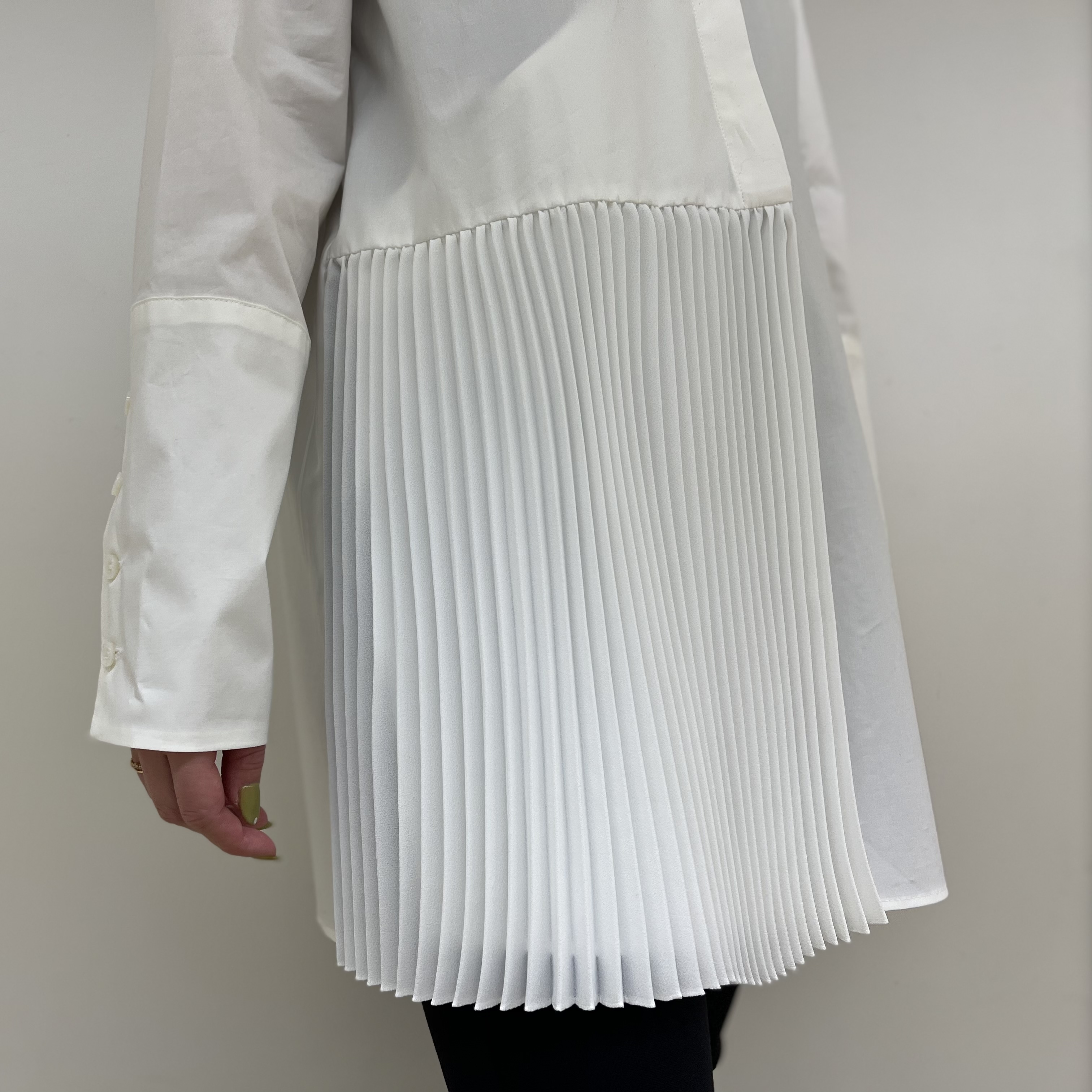 新作入荷情報】アシンメトリープリーツロングシャツ | m-i-d