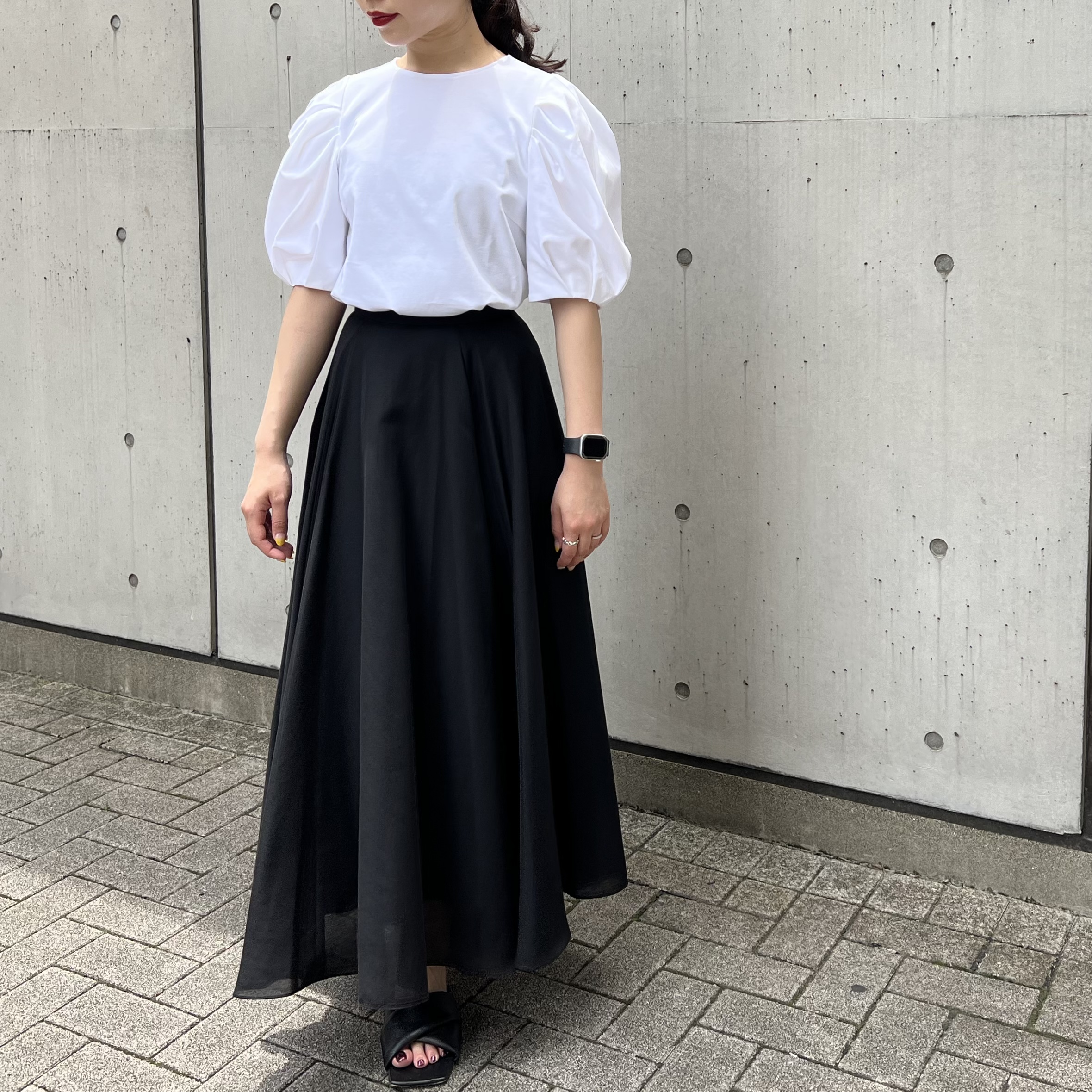 白パフスリーブカットソーは、モダンでレディライクに着こなして