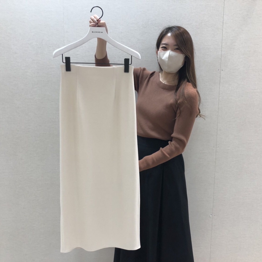 BLENHEIM ブレンヘイム ホワイト タイトロングスカート 未使用に近い 今週のおすすめ″ウエストゴムロングタイトスカート″＠京都高島屋