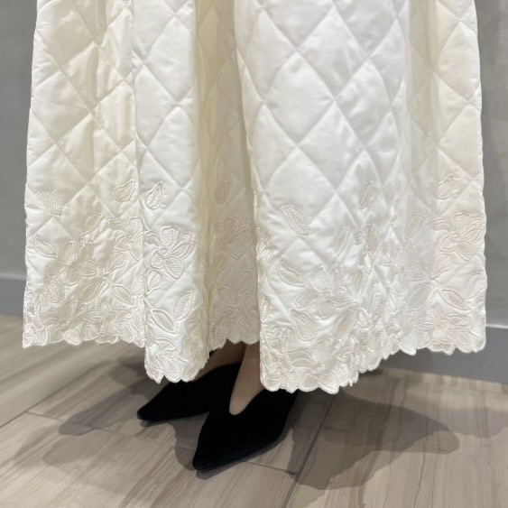 ホリデーシーズンにおすすめ！“キルト刺繍ロングワンピース” | m-i-d