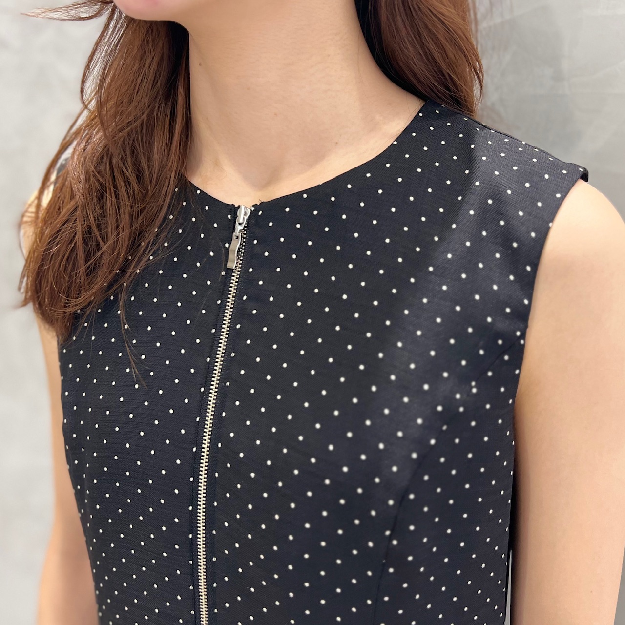 新作の“リネンライクドットプリントファスナーワンピース”を店頭より