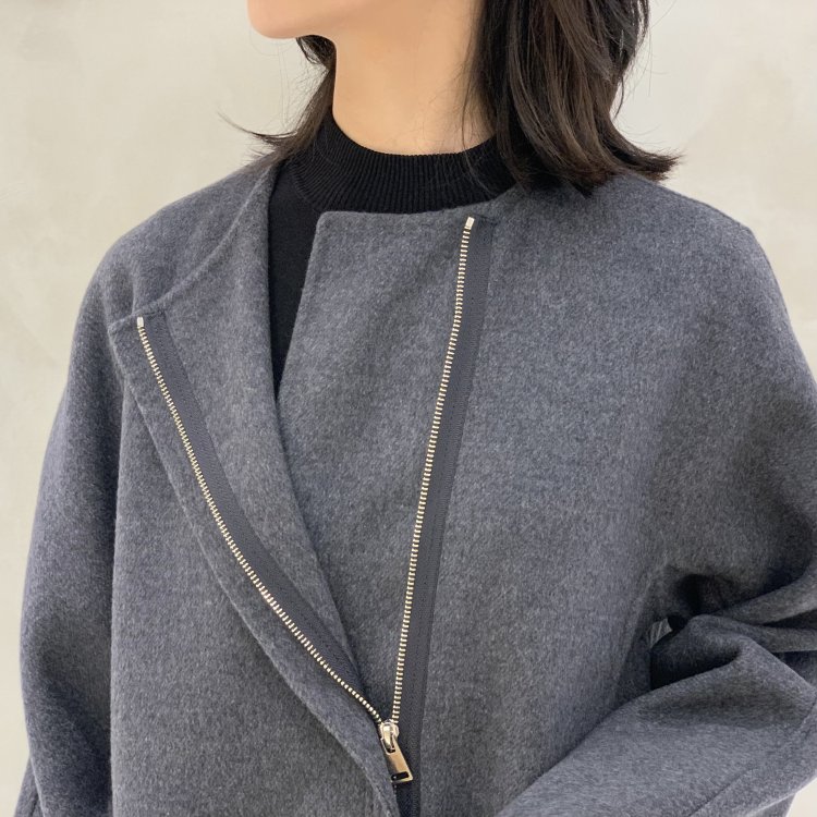 新作の“ウールリバージップアップノーカラーコート”を店頭よりひと足先