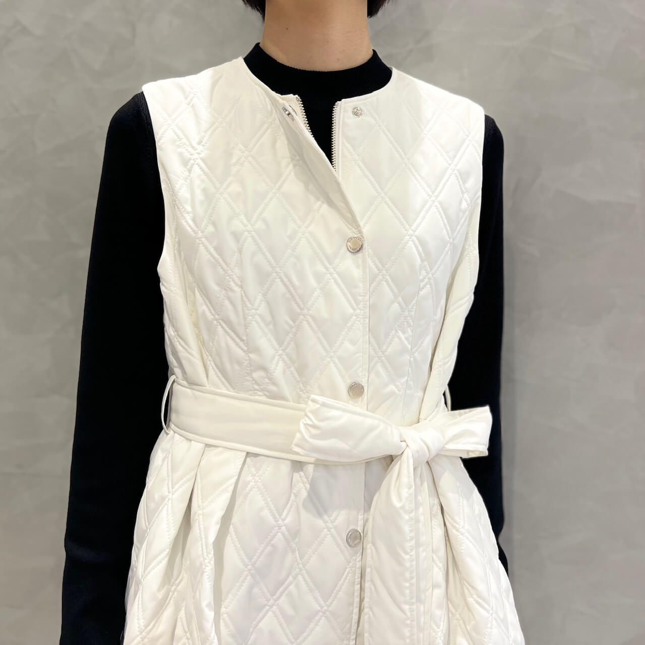 BLENHEIM ドットボタンキルティングロングジレ　WHITE S BHスタッフコーデ / 細部の拘りが光る“ドットボタンキルティング