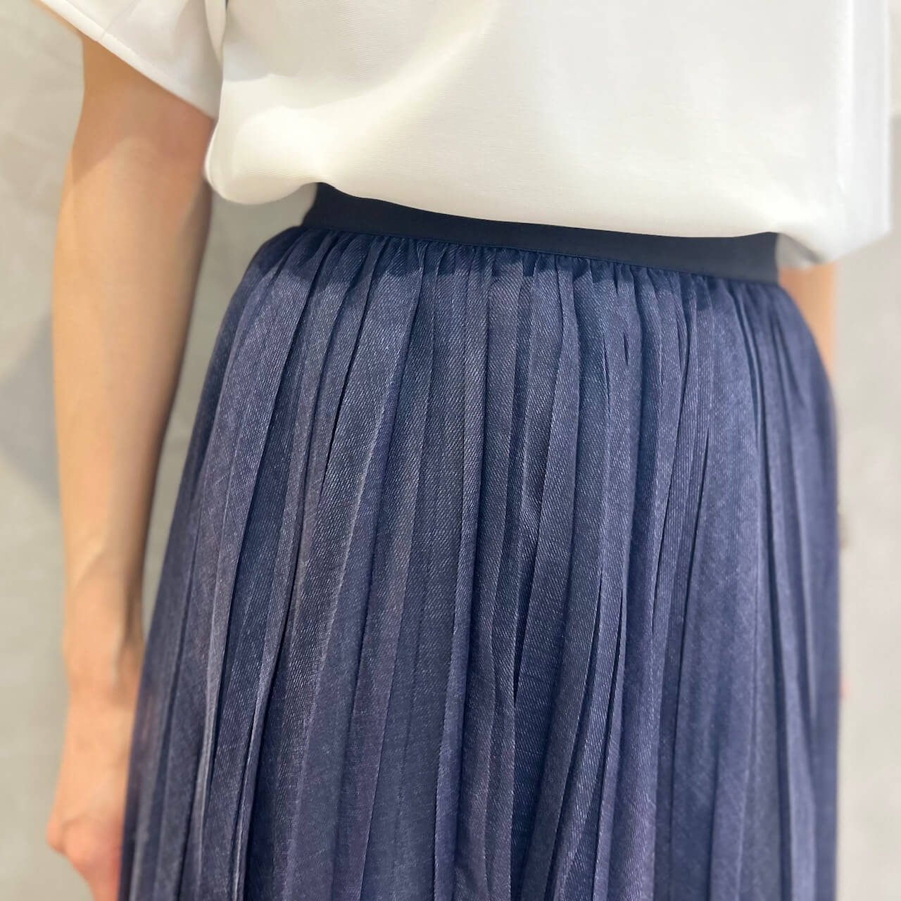 新作の“ロングプリーツスカート”を店頭より一足先にご紹介