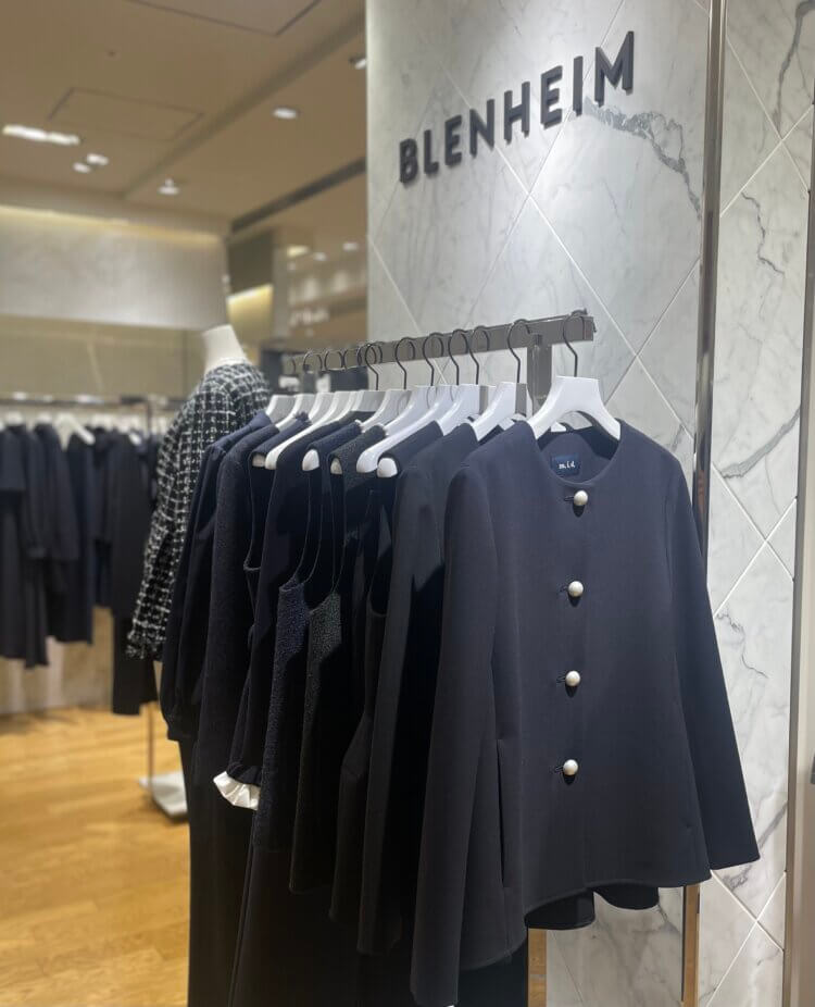 新作の“ストライプノースリーブワンピース”を店頭よりひと足先にご紹介