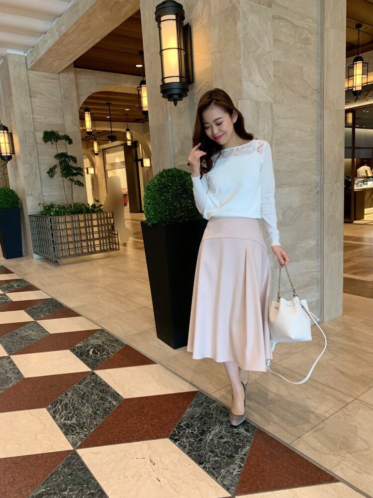 春気分高まるきれい色スカートは、旬なサーモンピンクを選んで