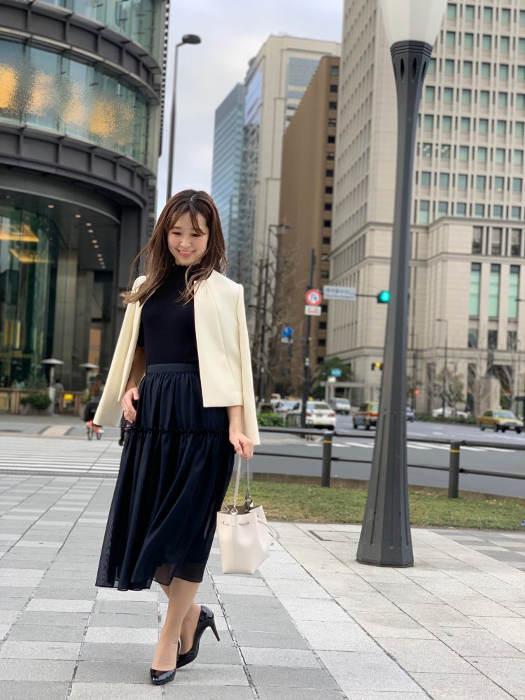 落ち着いたネイビーにはフリルディテールで甘さをプラス。 | m-i-d | M