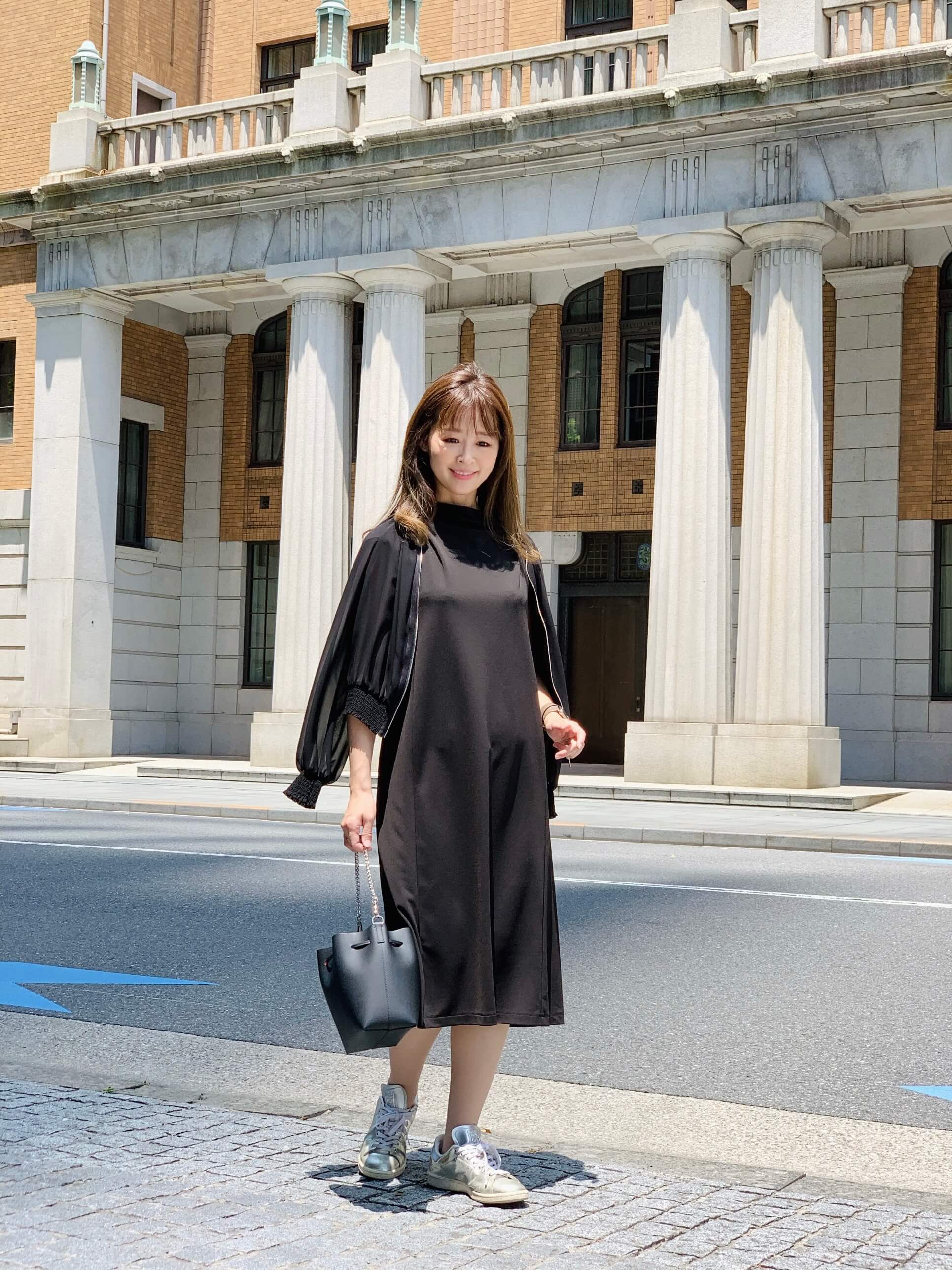 雨の日には動きやすいワンピースとスニーカーで快適に | m-i-d