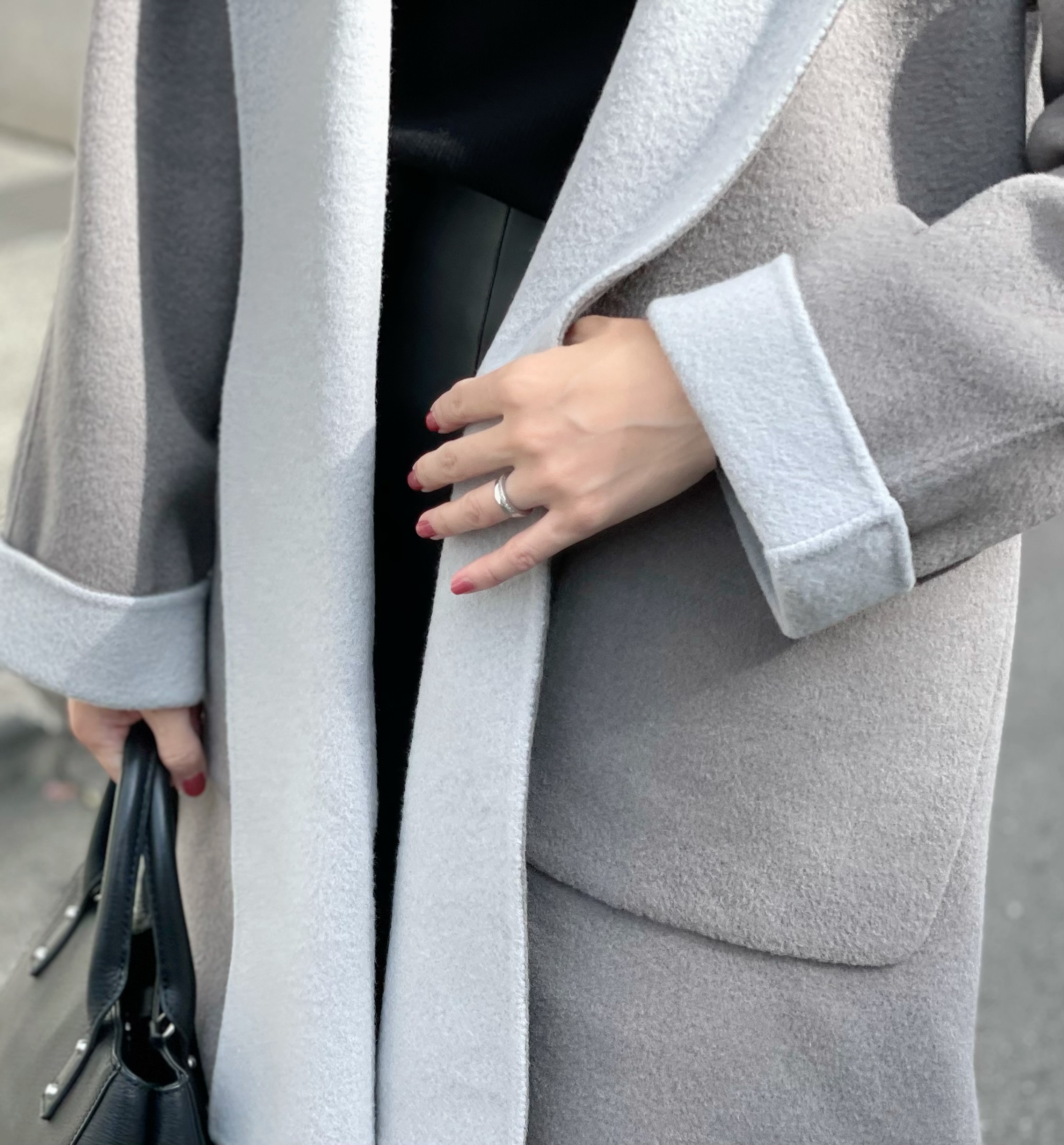 バイカラーが印象的な＜リバーシブルフーディリバーコート＞はe