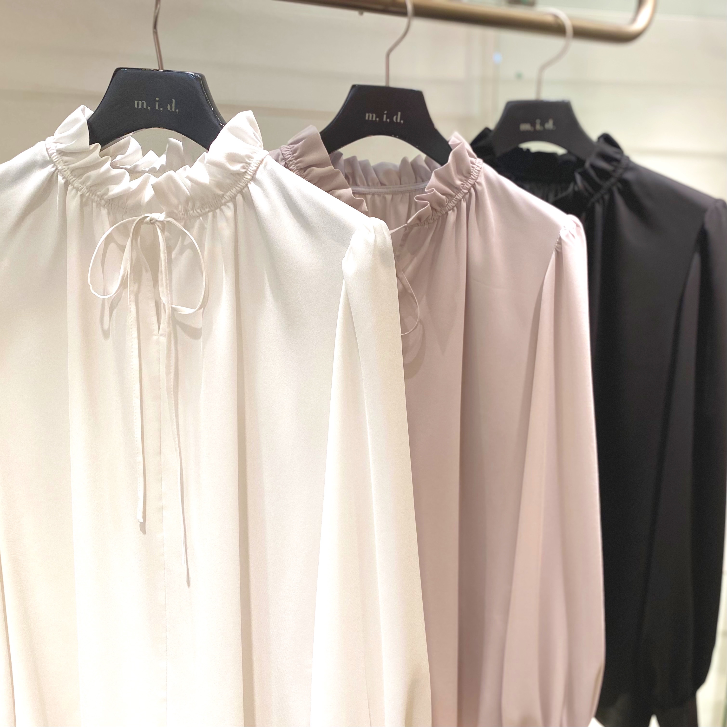 新作入荷情報〈ギャザーネックリボンブラウス〉 | m-i-d | M-PREMIER