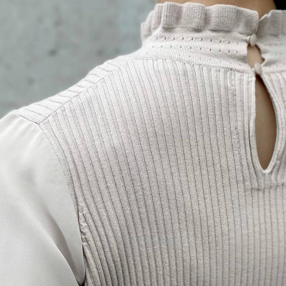 袖シフォンフリルネックニット＞はe-shoppingに近日入荷予定