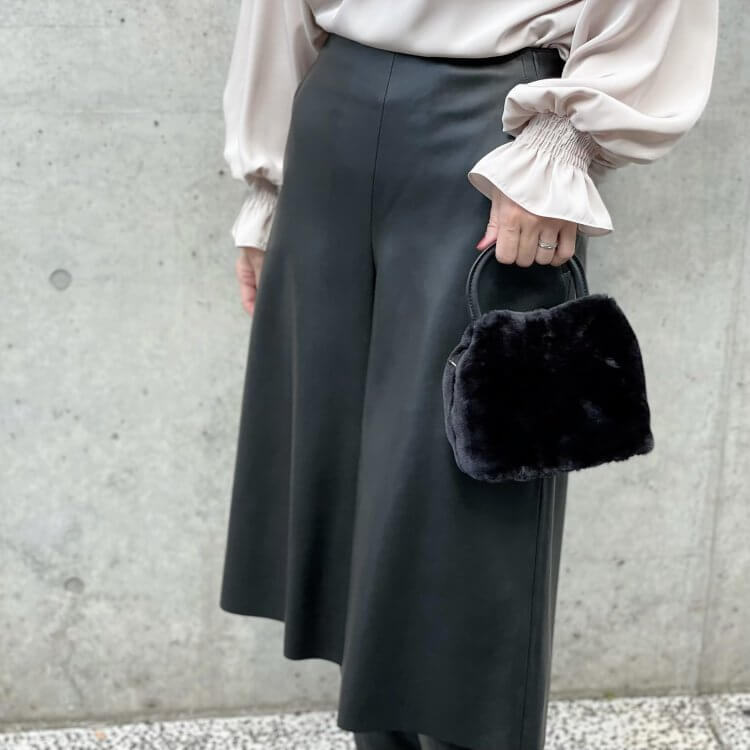 フェイクレザークロップドワイドパンツ〉コーディネートまとめ