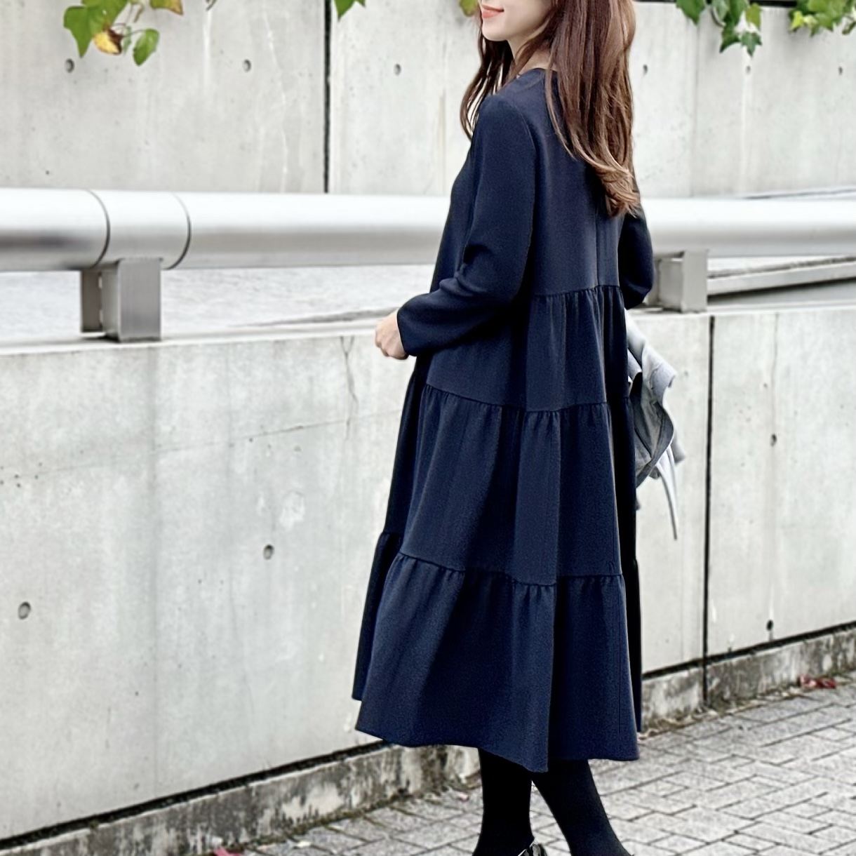 ギャザー切替がポイント！大人可愛いネイビーワンピースでオケージョン