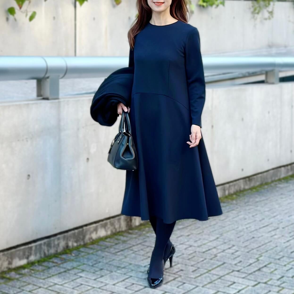 ネイビー×ブラックのコーデで選ぶ1枚で着映えるきれいめ長袖ワンピース