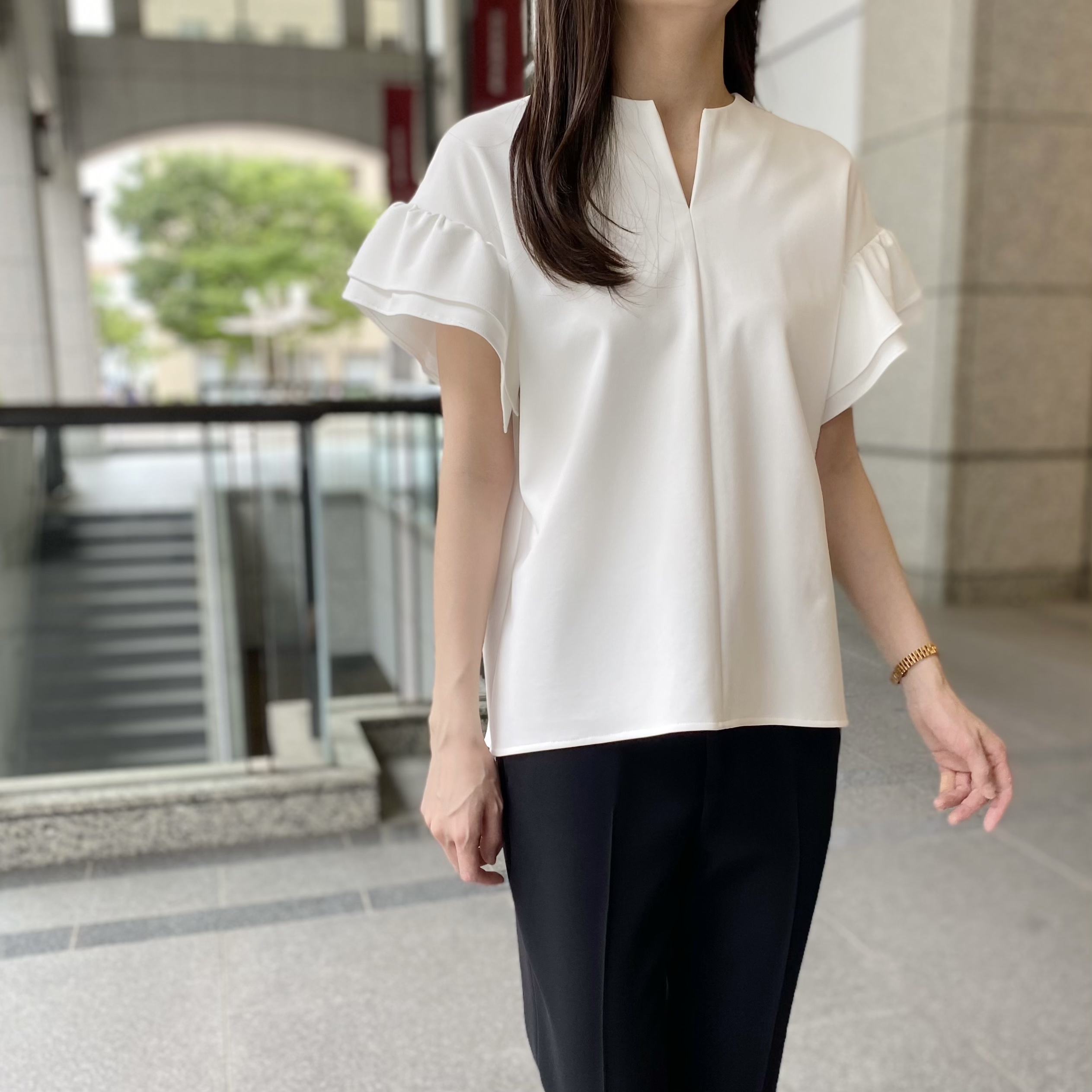 華奢見えが叶うギャザーフリルスリーブポンチブラウスはパンツ