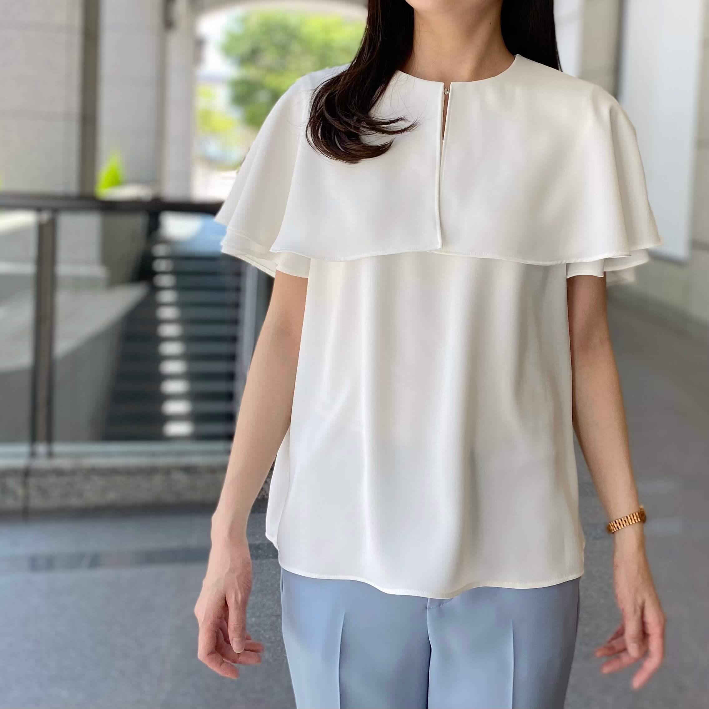 トレンド感溢れるケープブラウスでエレガントな着こなしを