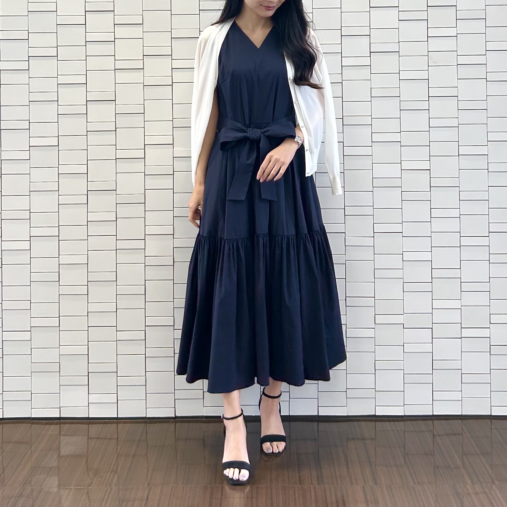 品よく映えるウエストリボンワンピで涼感とエレガントさを兼ね備えて