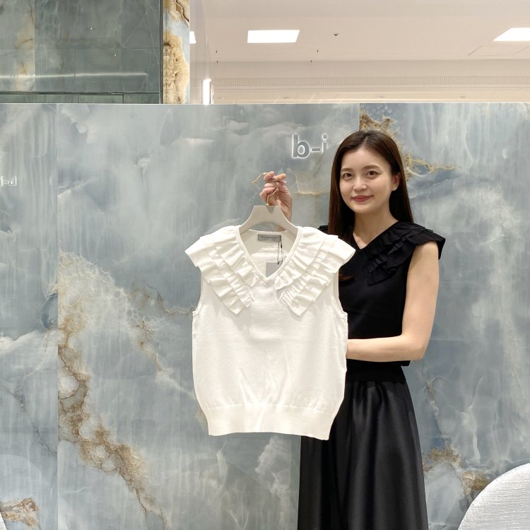 極美品♡エムプルミエ　クチュール　フリルネック 半袖ニット ホワイト 今週のおすすめアイテム / フリルデザインがエレガントな
