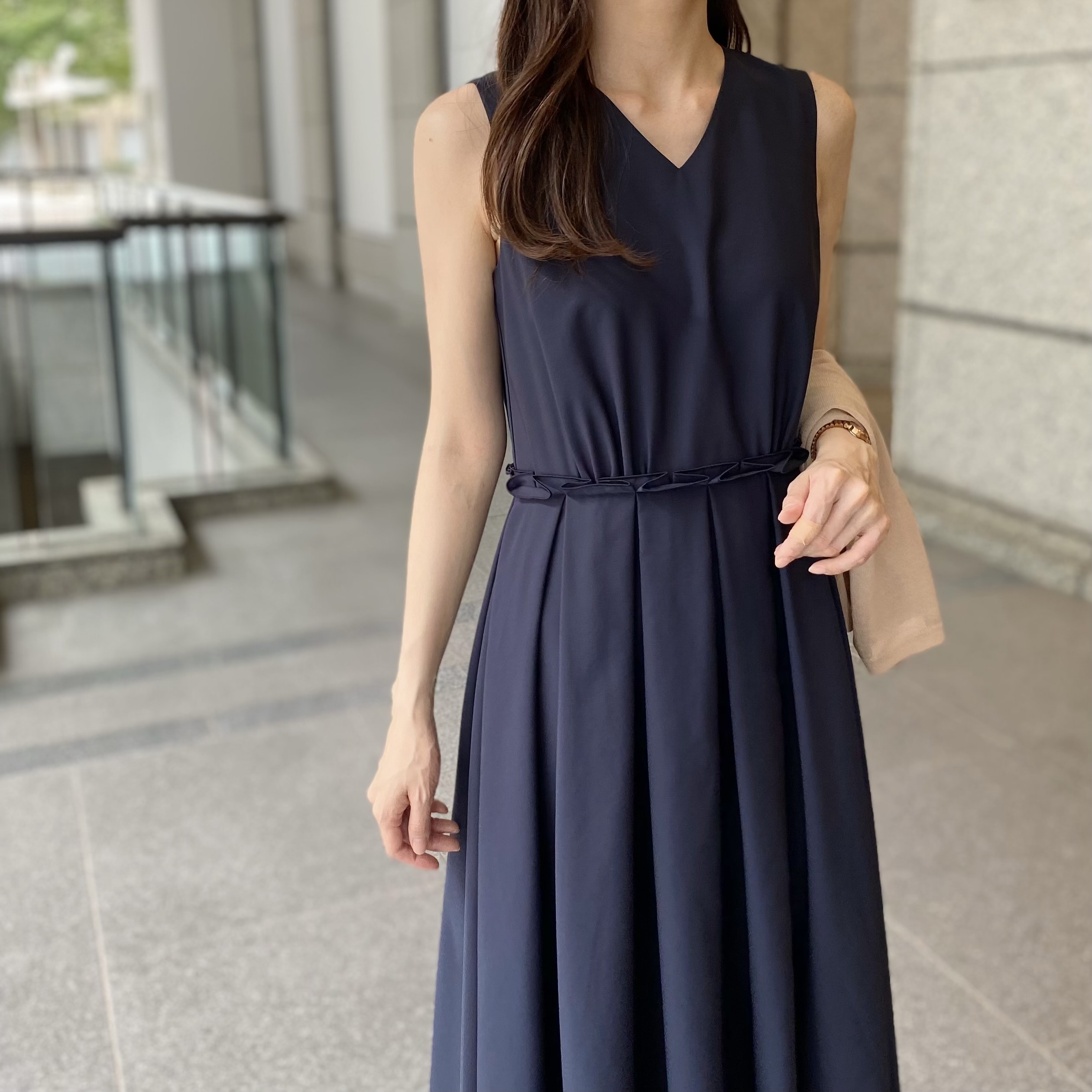 ウエストのタックデザインがポイントに！ダンガリータックデザイン