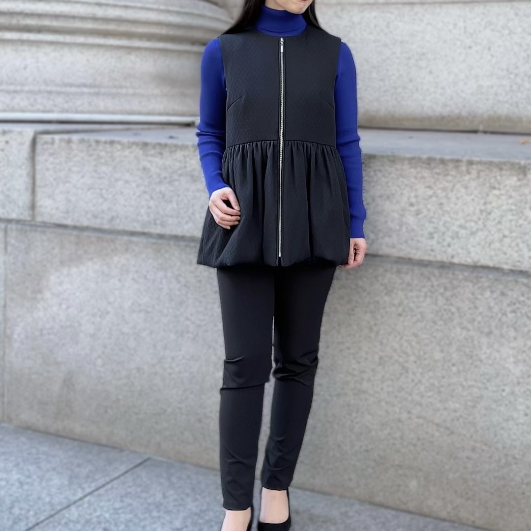 ペプラムデザインでエレガントに着こなすダウンベストコーデ | m-i-d