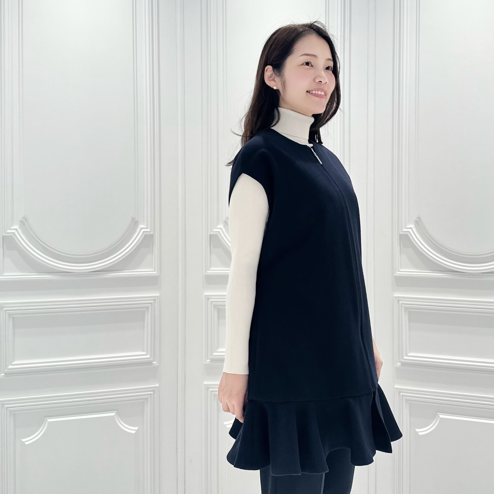 晩秋に映えるアウターはコレ！”フリルジレ”で華やぎパンツLOOKを楽しん